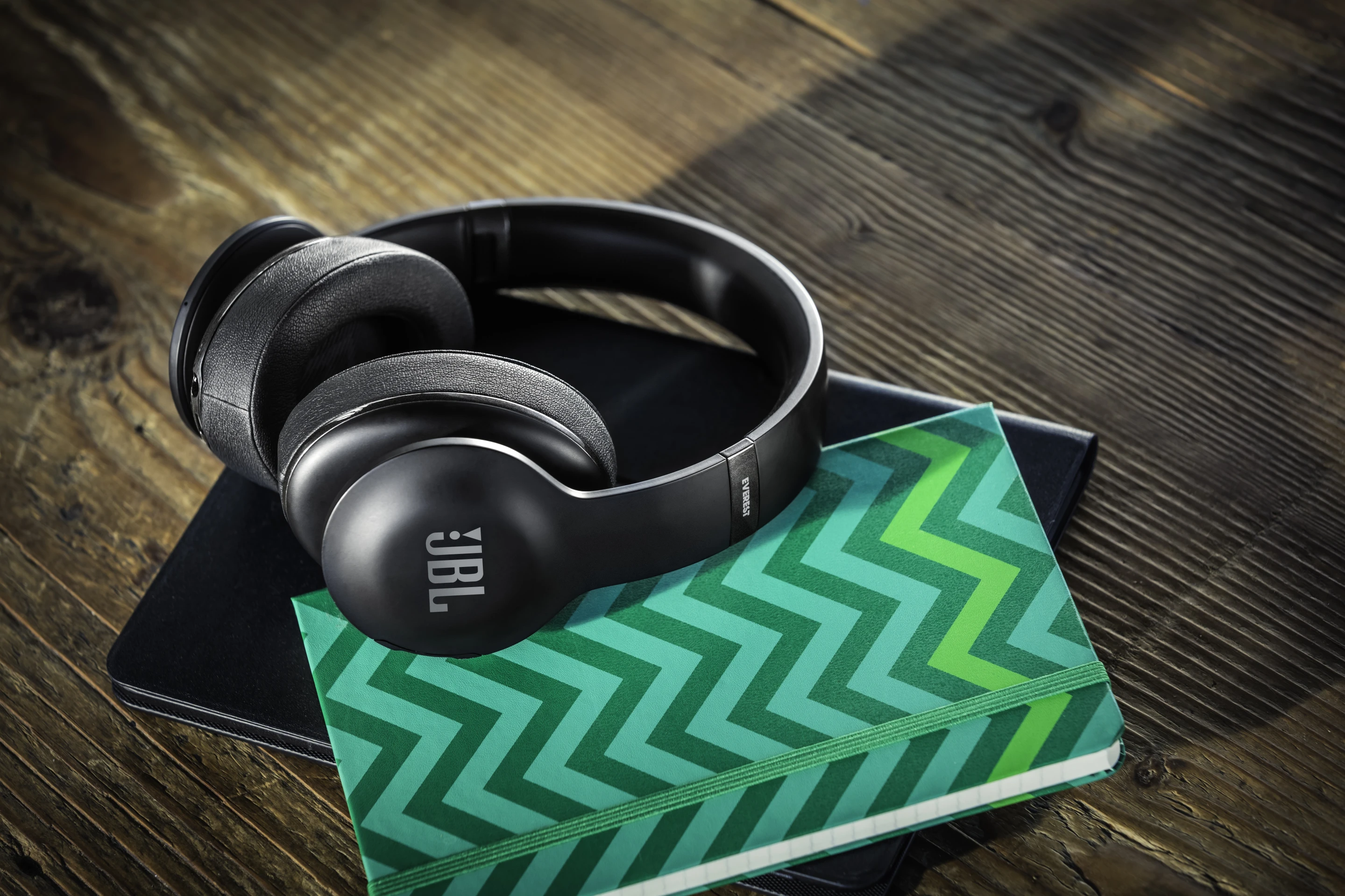 The JBL Everest 700 Elite combine wireless connectivity with advanced audio features