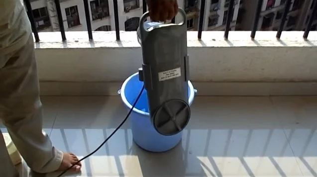 The Venus works with a user-supplied bucket, to wash up to 2.5 kg of clothing in one cycle