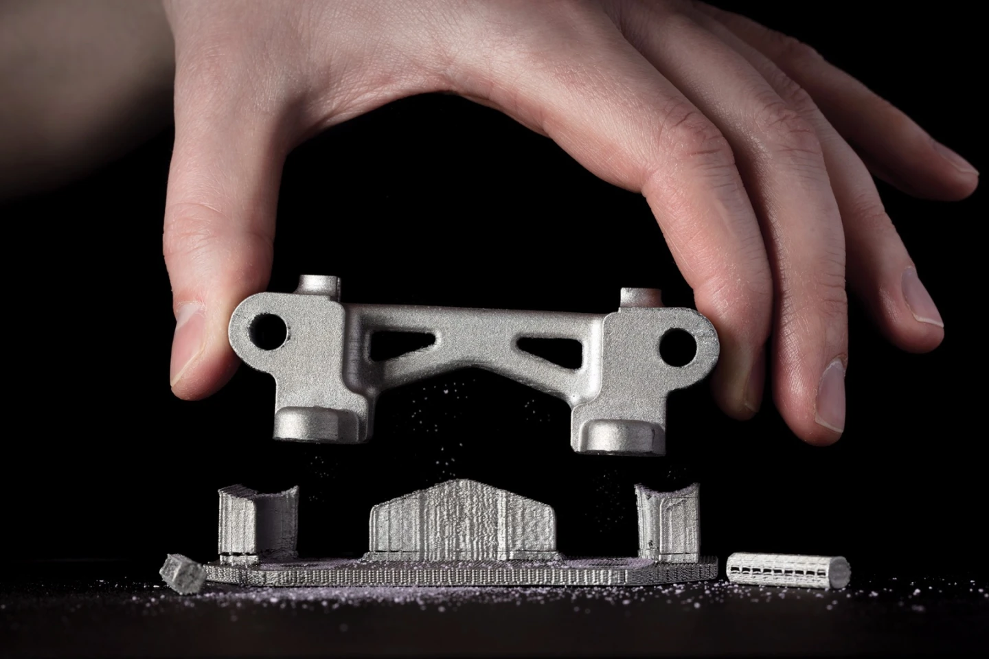 Separable Supports Removal (hand) – Proprietary Separable Supports make it possible to remove support structures by hand.