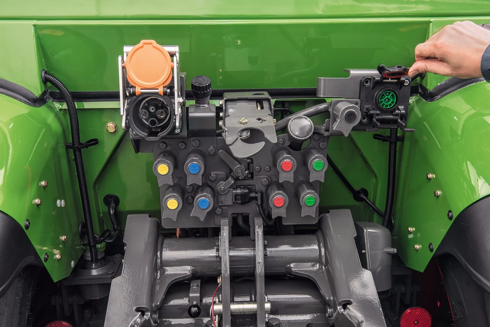 The e100 Vario is fully compatible with existing hydraulic implements and it also has two AEF-compliant power interfaces for electrical equipment, with a short-term boost available of up to 150 kW.