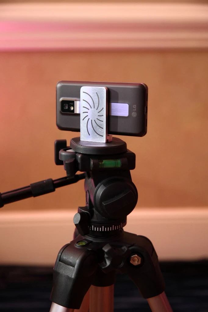Capta is a device that attaches simply to any smartphone, allowing it to be mounted on a tripod