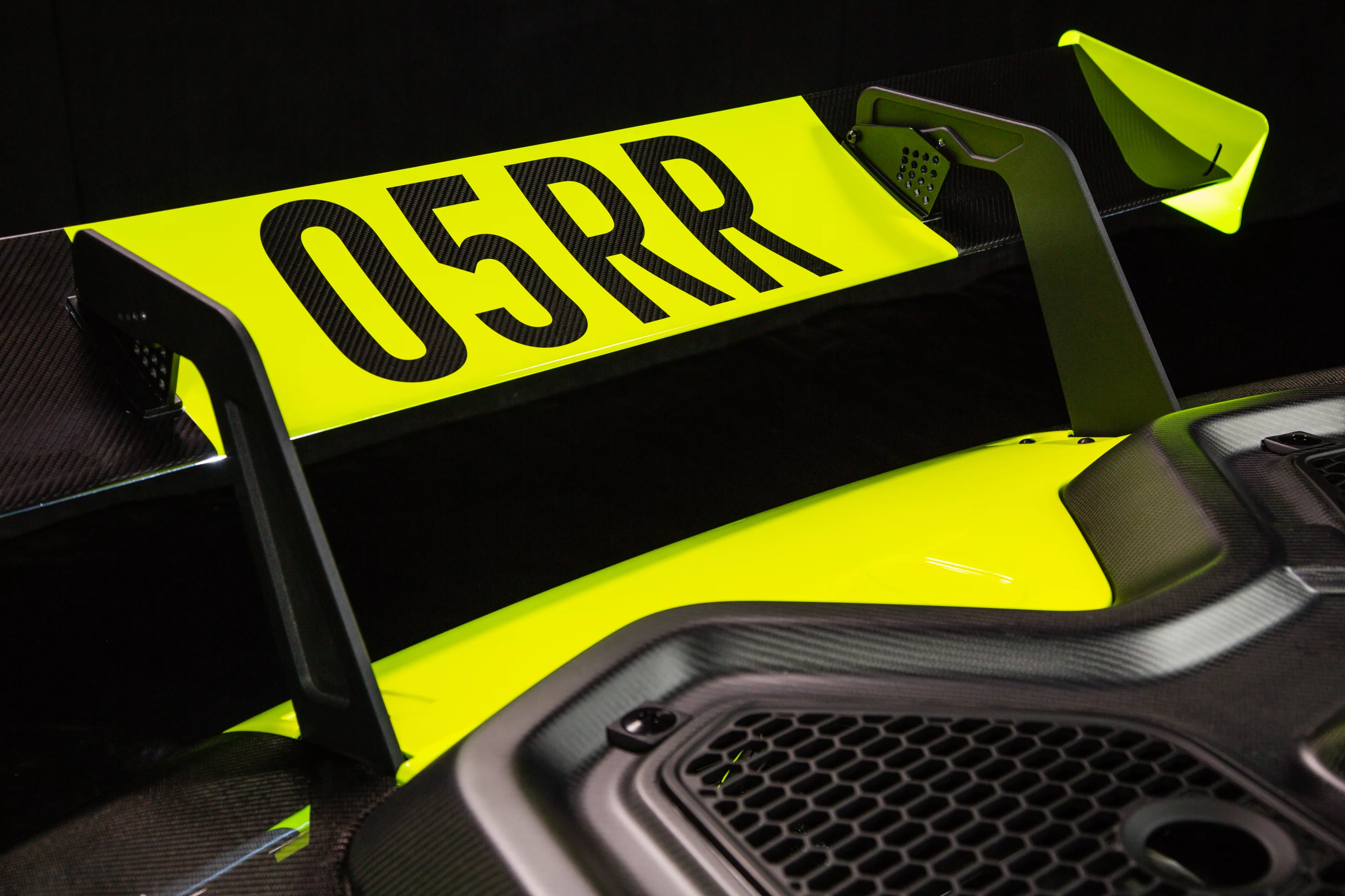 Vuhl 05RR: curved rear spoiler wing