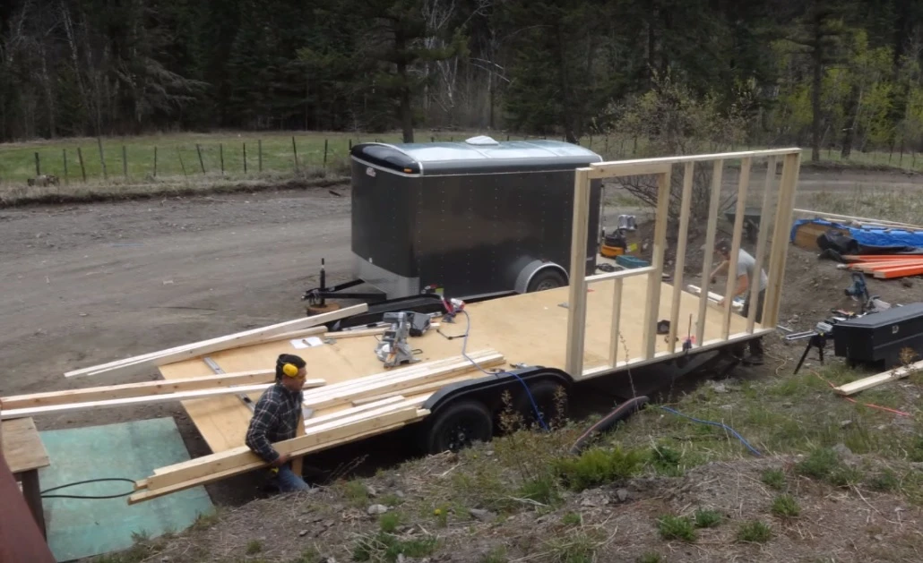 The floorspace has been extended by a 6 inch (15.25cm) overhang on both ends of the trailer and an additional 20 inch (50.8cm) overhang on one side