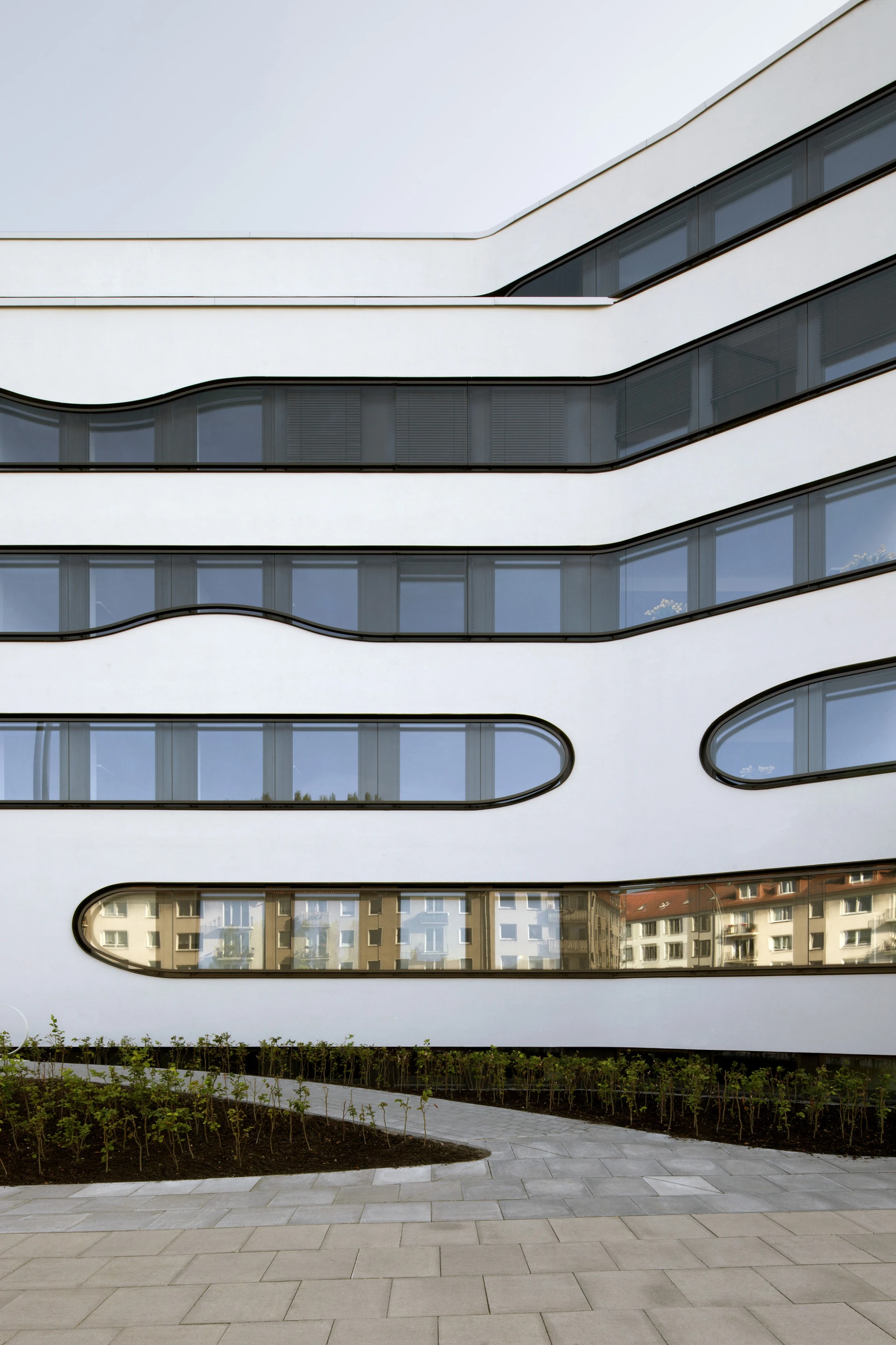 The architect describes the facade as having an organic formal language (Photo: Jan Bitter)