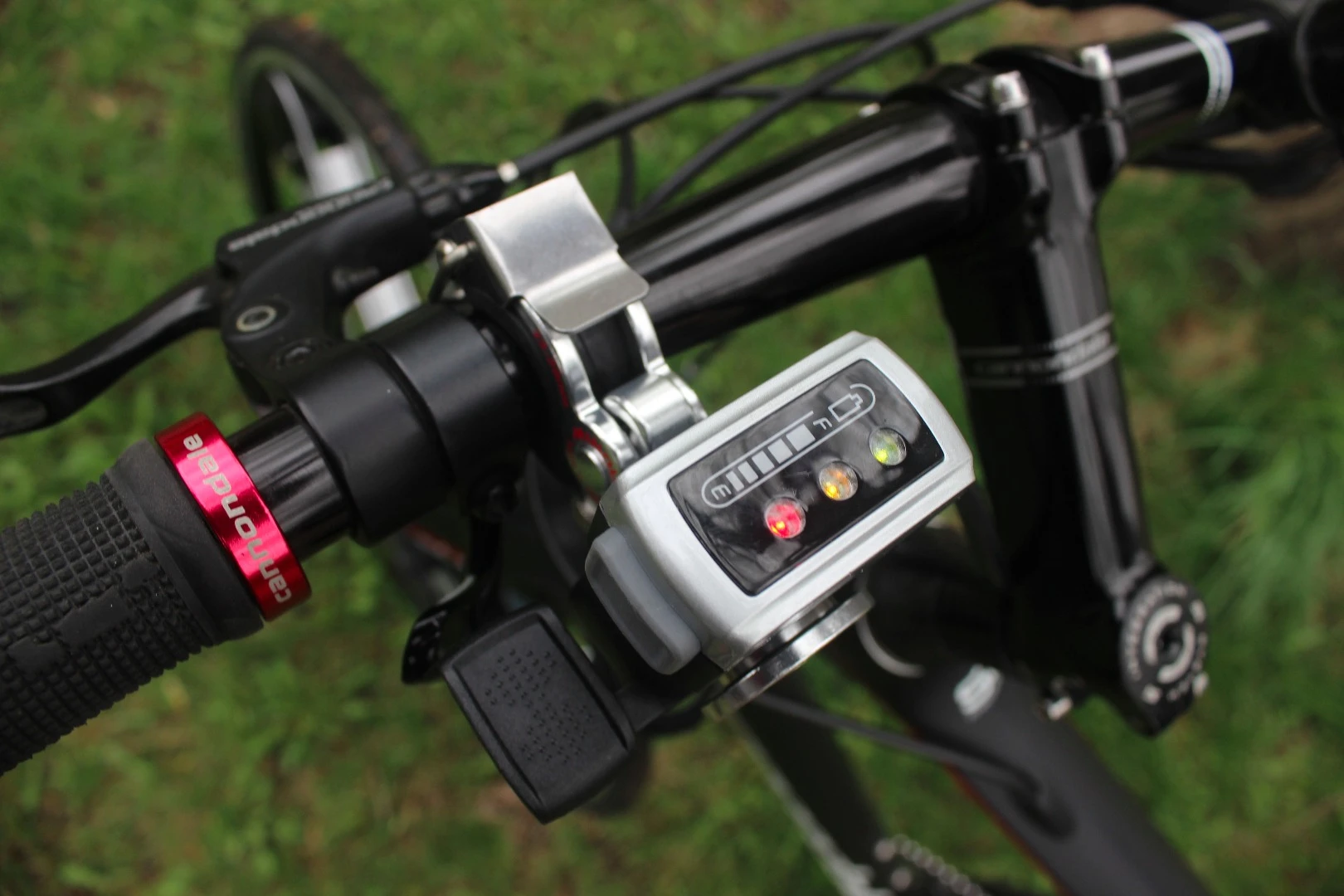 The GeoOrbital Wheel's handlebar-mounted throttle control