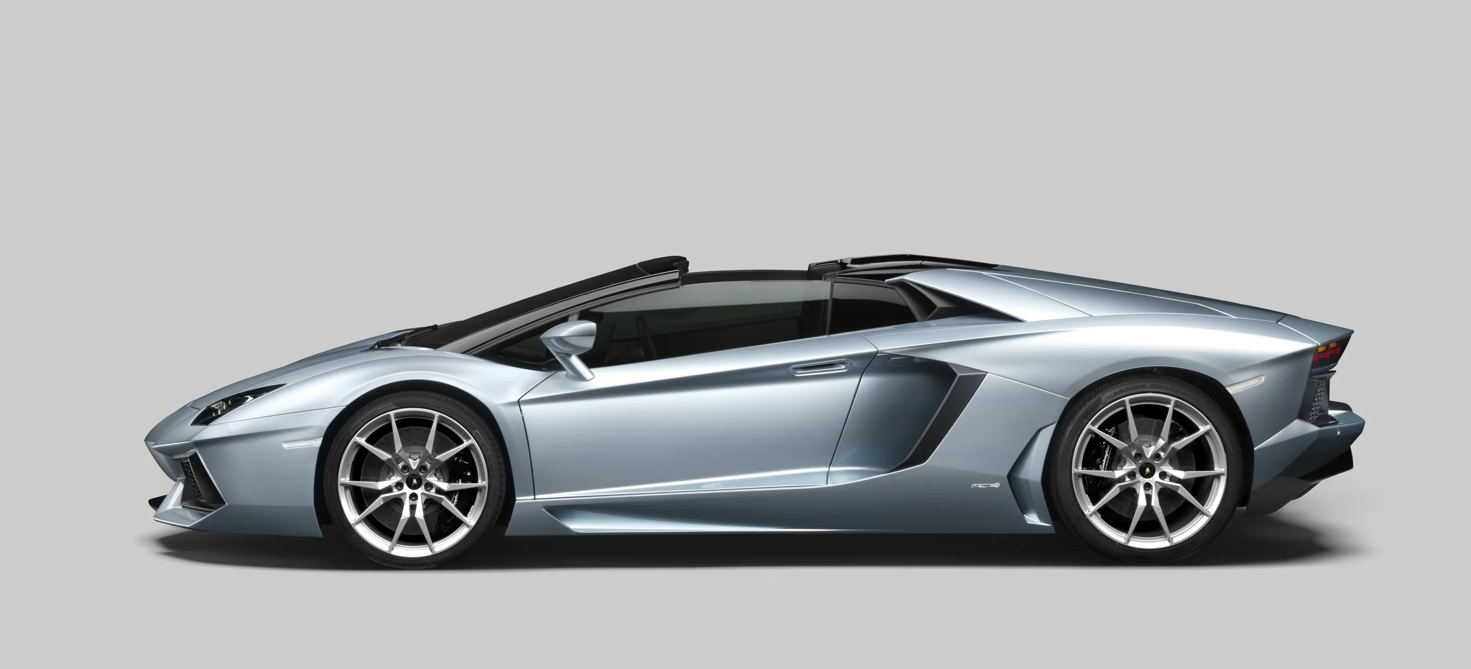 Lamborghini Aventador LP700-4 Roadster side view