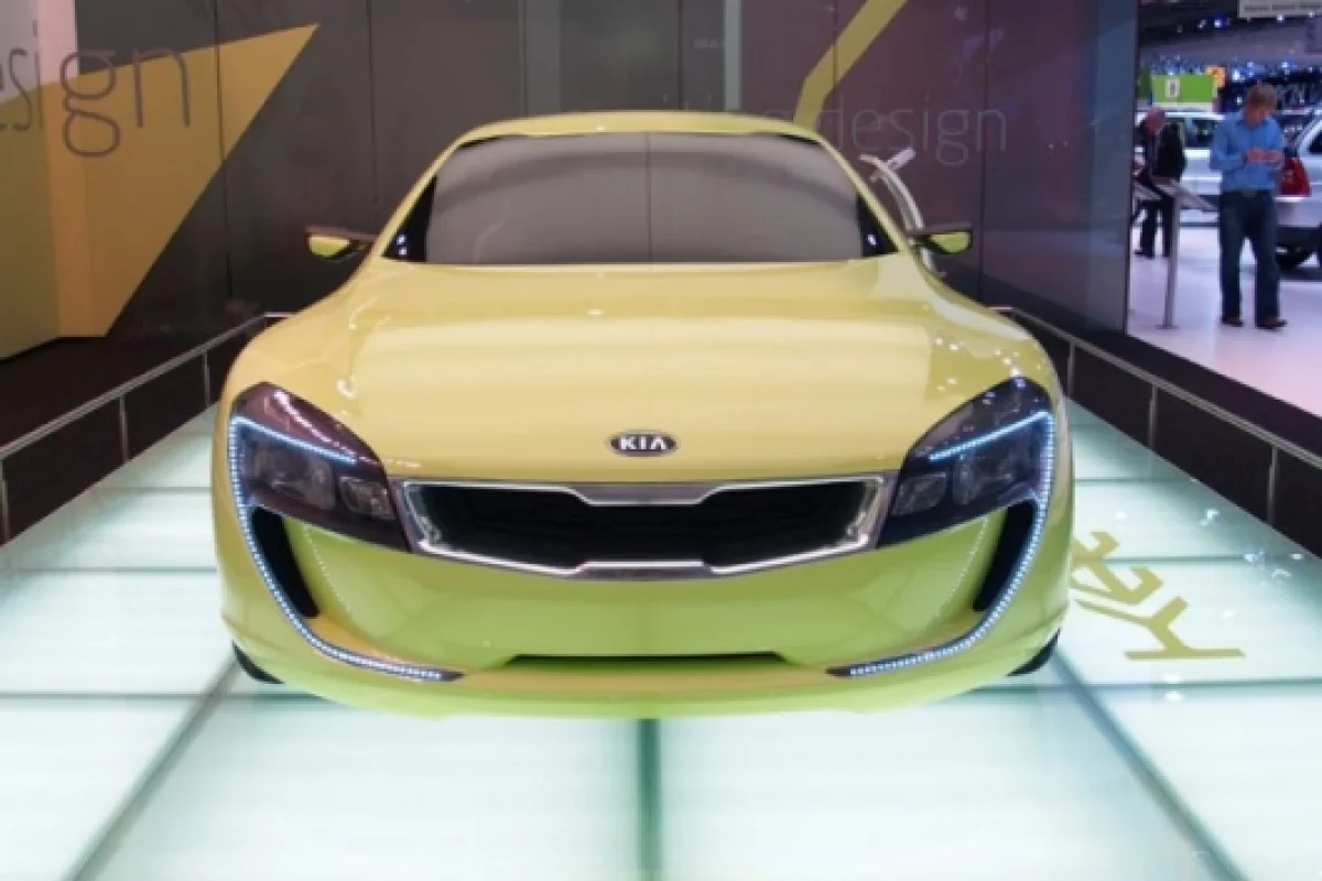 The KEE features a 2.7-litre V6 MUE-II engine, which produces 200 ps and delivers instant response.