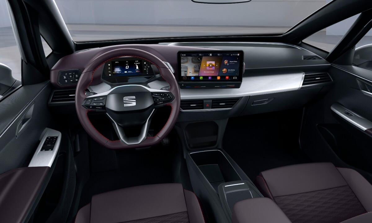 A 10 inch infotainment and connectivity system dominates the el-Born's cockpit