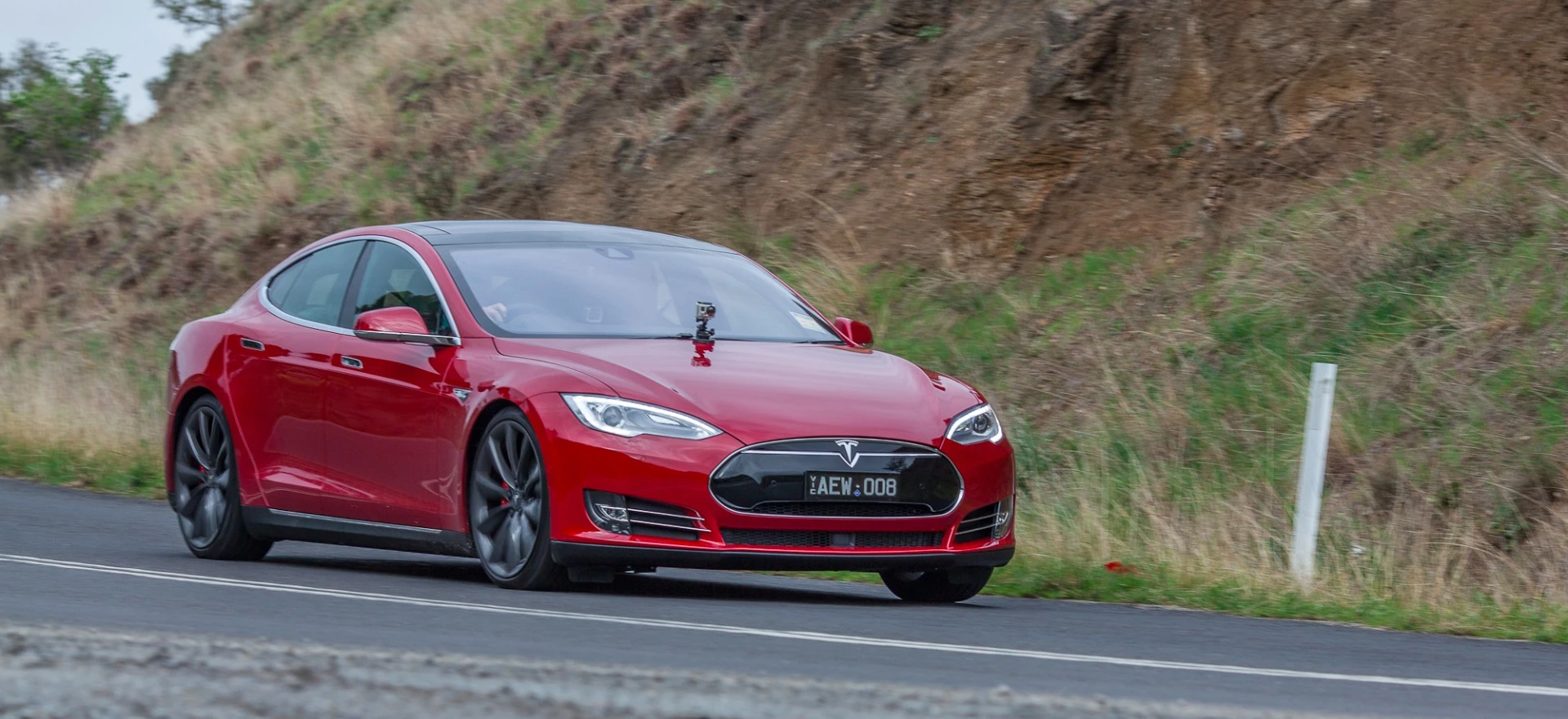 The P85D has a claimed range of 483 km, but if you drive it hard you won't get close to reaching that distance