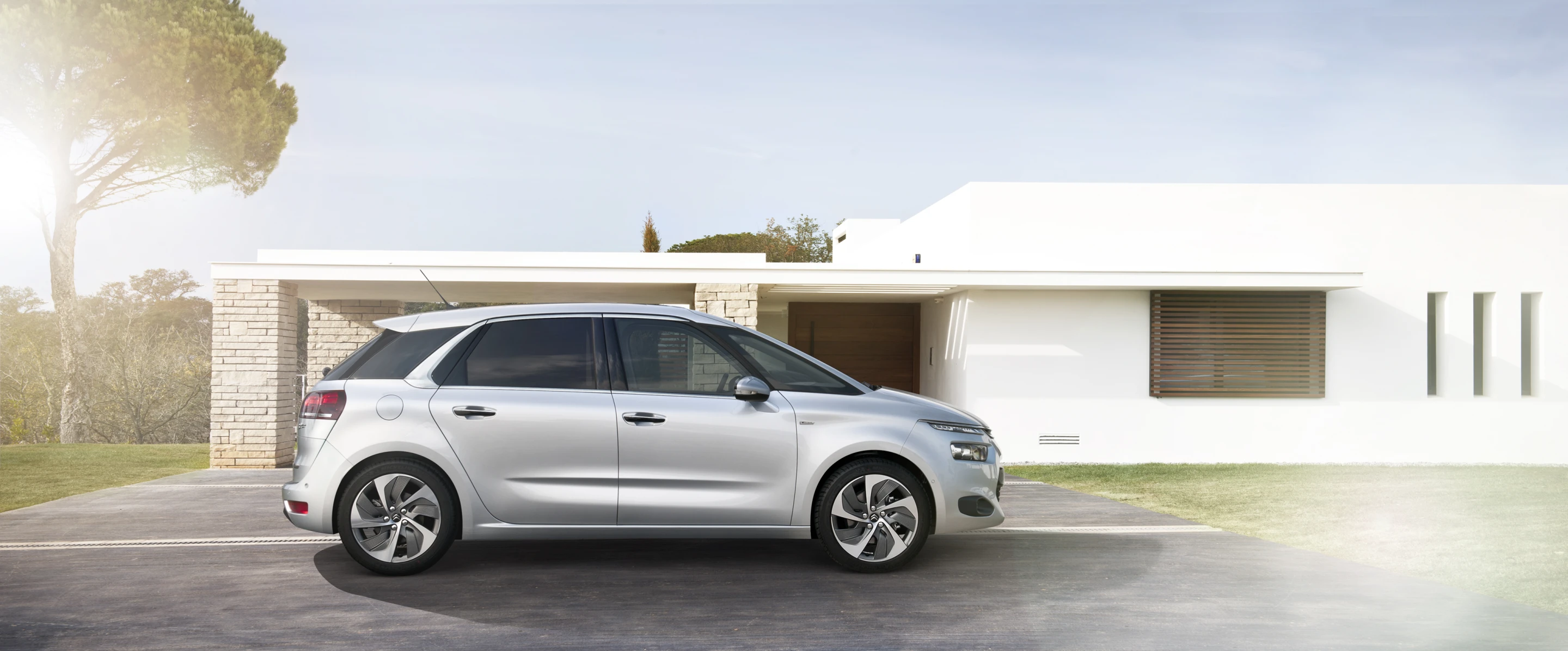 Picasso’s top speed is 175 km/h (109 mph) or 209 km/h (130 mph), dependent on the engine option