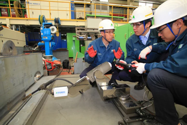 Hyundai Heavy Industries tests out its new miniature robotic welding arm