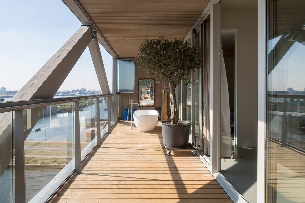 Patch22's balconies sport folding glass sheets, making for something of a sun trap – so much so that several residents have taken it upon themselves to install their bathtubs out there
