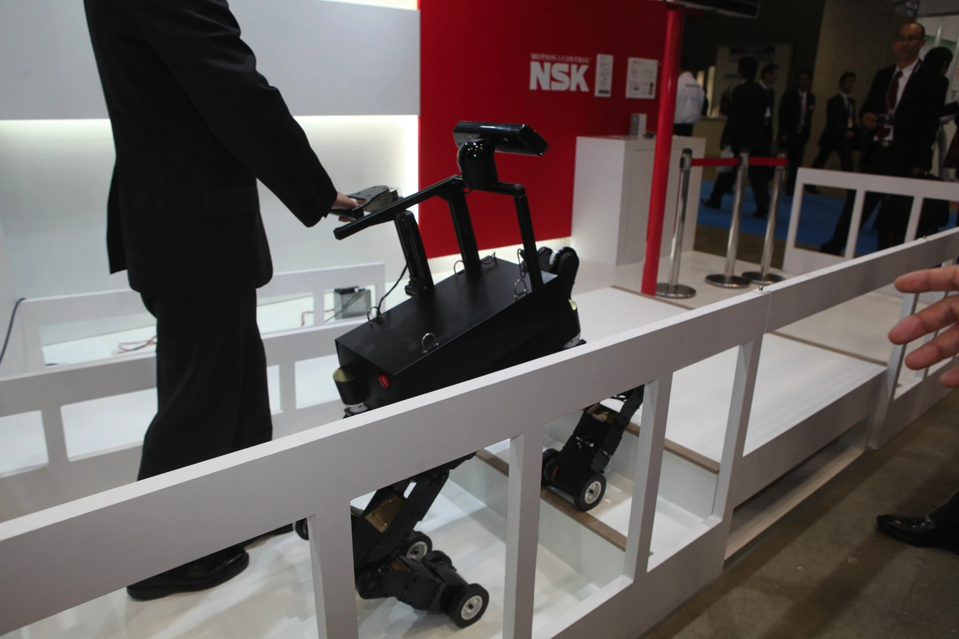 The NSK robot guide dog (Photo: gizmag.com)