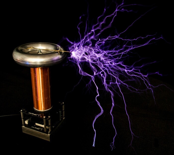 The oneTesla TS has been designed to produce long sparks
