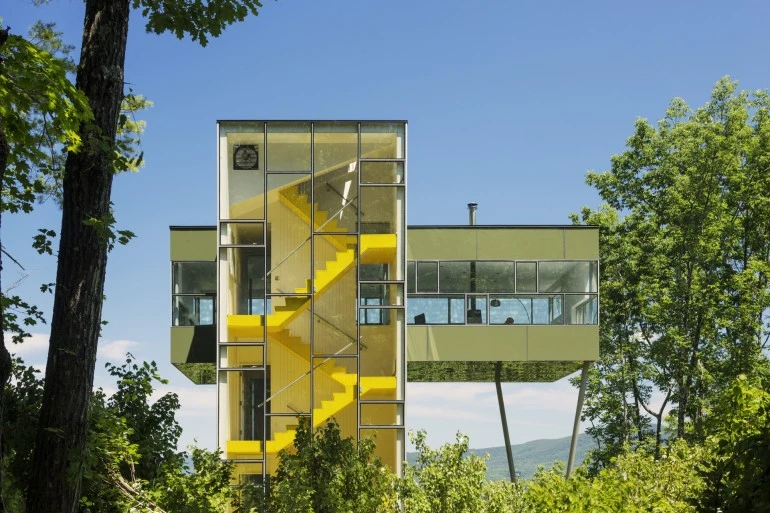 Comprising four floors, the top floor of the property rests horizontally atop the main tower structure (Photo: Paul Warchol)