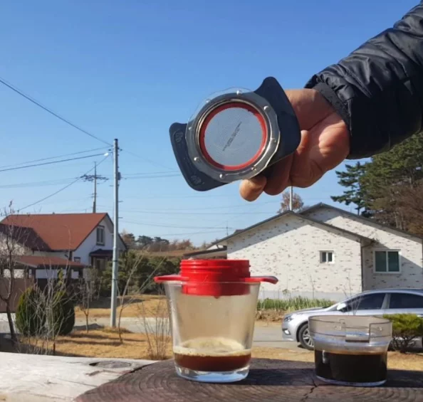 Brewing some espresso with the Cafflano Kompresso