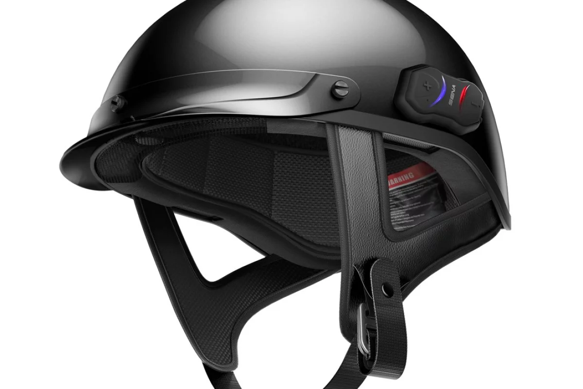Sena incorporated a very discrete Bluetooth communication system in the Cavalry half-helmet
