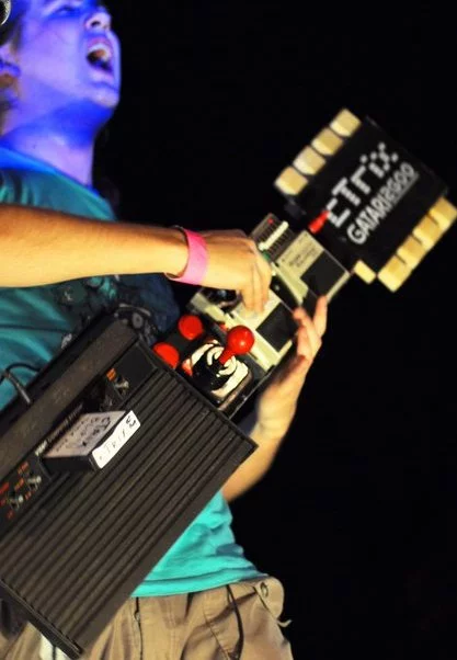 The pedals and controller line up to create the "neck" of the gAtari 2600, with the console itself acting as the "body"