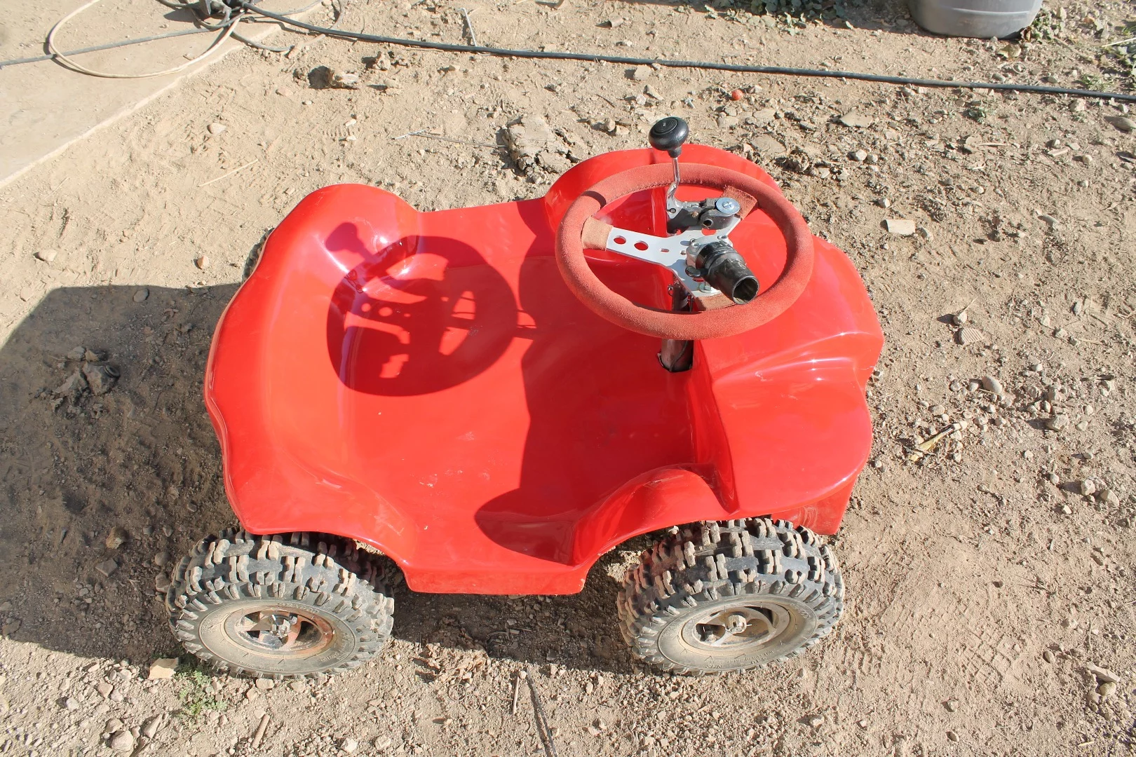 The child version of the French Kart has a 36 V/800 W electric motor and three 12 V batteries, while the adult model is treated to a 72 V/5,000 W motor and six 12 V batteries