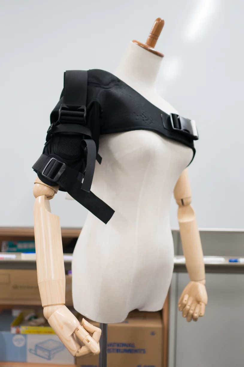SEnS is a soft exoskeleton that's targeted towards improving sensorimotor performance by reducing muscle loads at specific points (Photo: Hiroshima University)