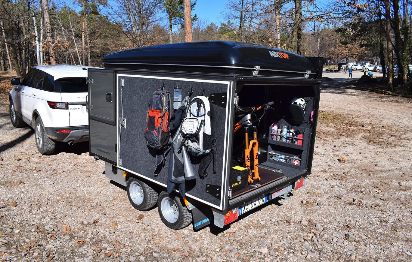Hooks for backpacks, helmet holders, bottle holders for lubes and oils ... Blackcamp provides a mini bike workshop in a trailer