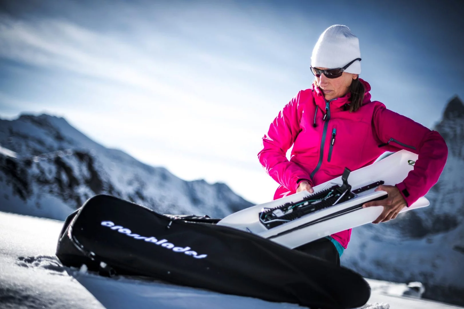 The combination of metal-edged base and large upper is designed to give the Crossblader a mix of control and float