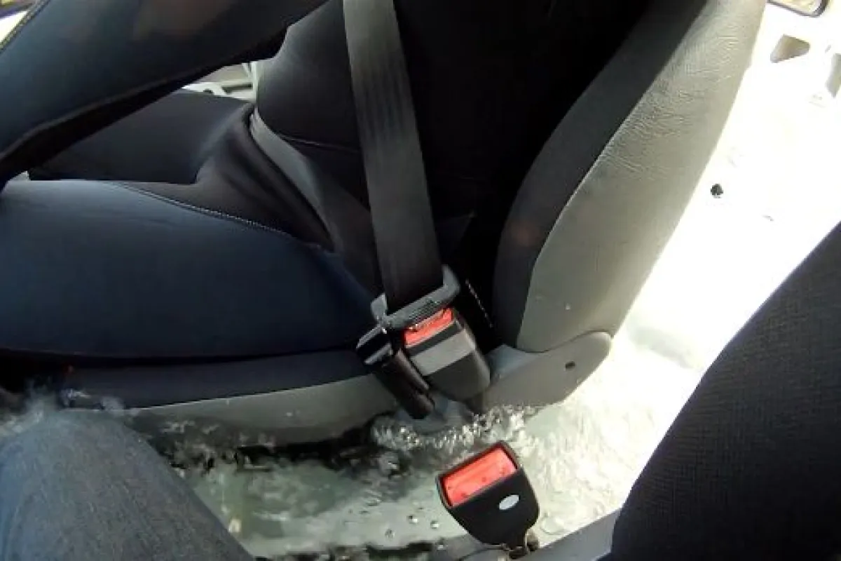 The Escape Belt (on left side of buckle), just prior to releasing the seat belt in a pool test