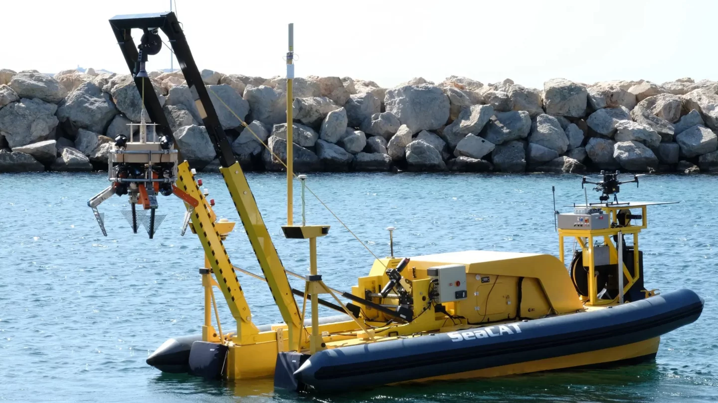 Autonomous gripper robot hauls heavy trash from Marseille seafloor