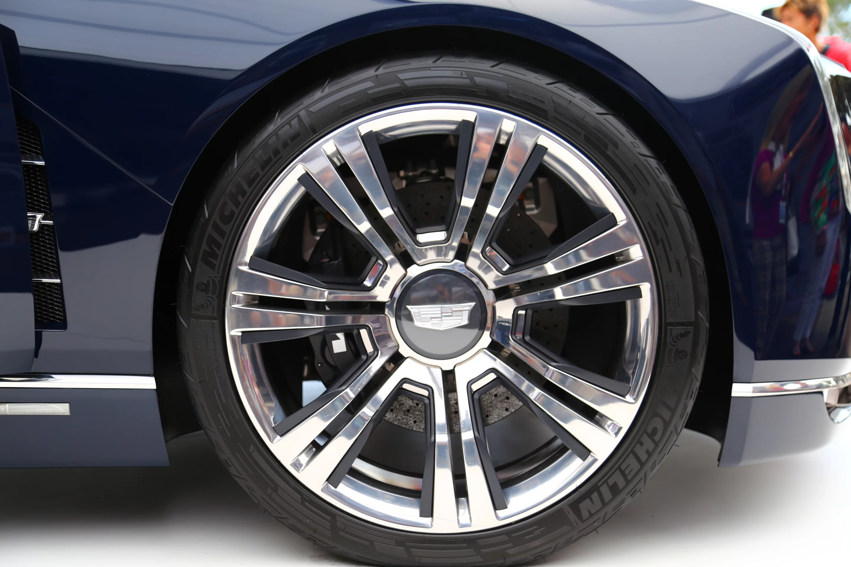 The Cadillac Elmiraj is shod with 22" x 9" aluminum wheels, monoblock brake calipers and huge ceramic discs (Photo: Angus MacKenzie/Gizmag.com)