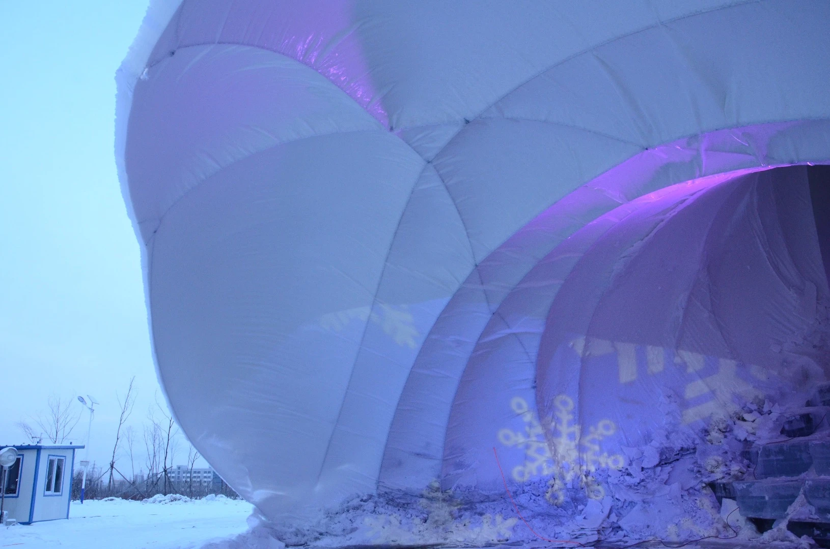 The design of the Flamenco Ice Tower is inspired by traditional Chinese architecture and the shape of the flamenco dress