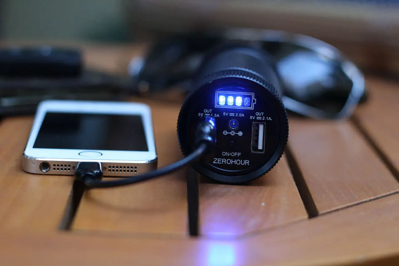 The four-LED battery indicator keeps you informed about power level