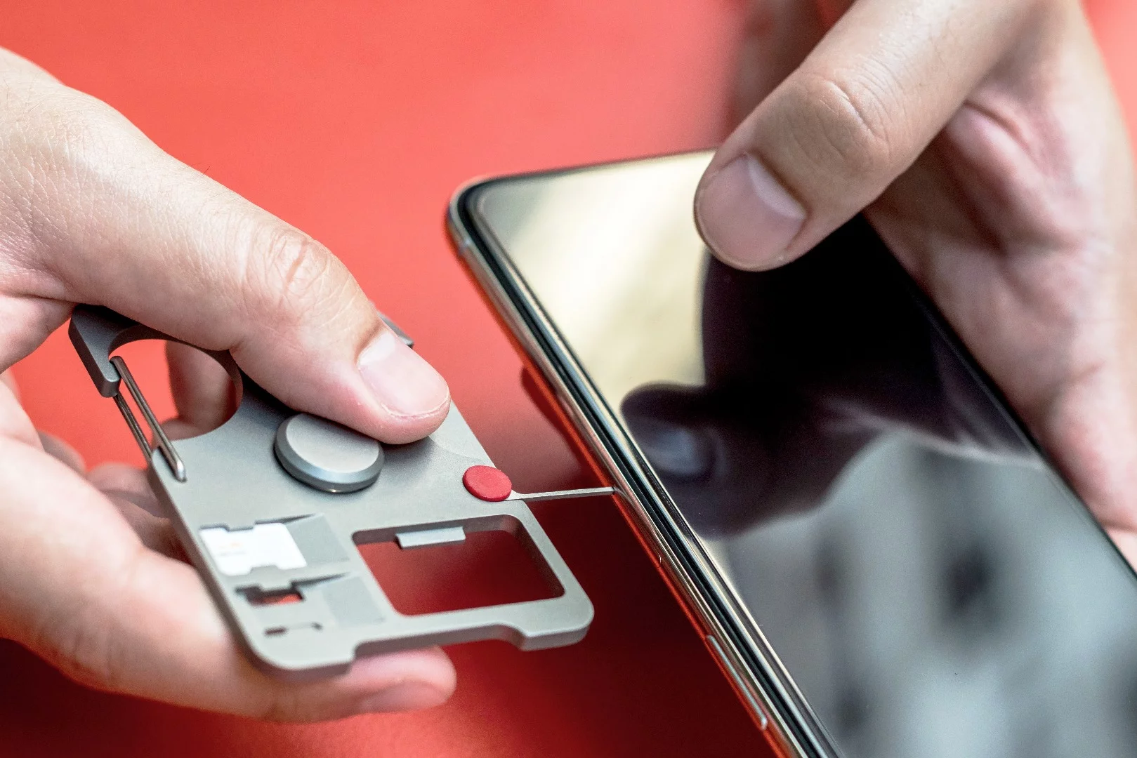 The T'spin tool features an ejection pin for sim card trays