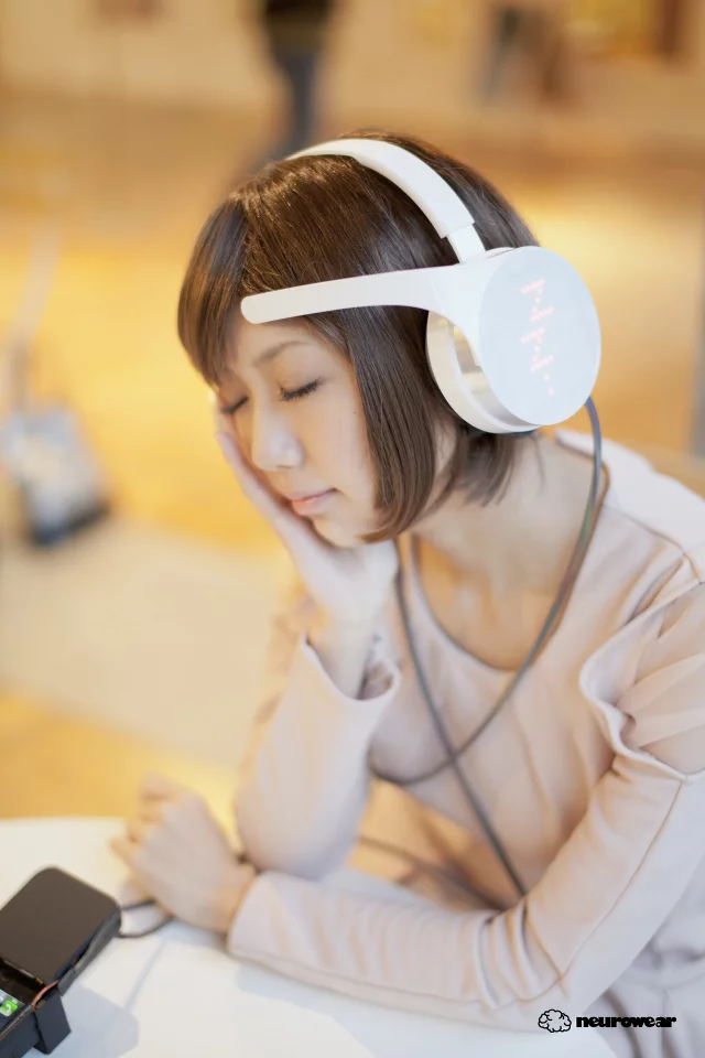 The sides of each ear piece also light up to show when music is playing and will even display symbols to indicate whether the listener is feeling focused, drowsy, or stressed