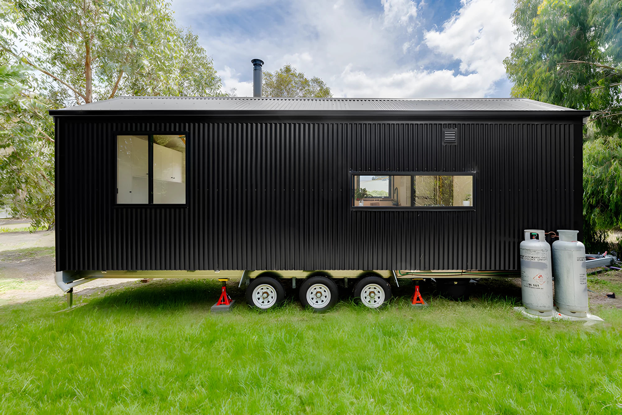 The Casuarina is based on a triple-axle trailer, and measures 8.4 m (27 ft) in length