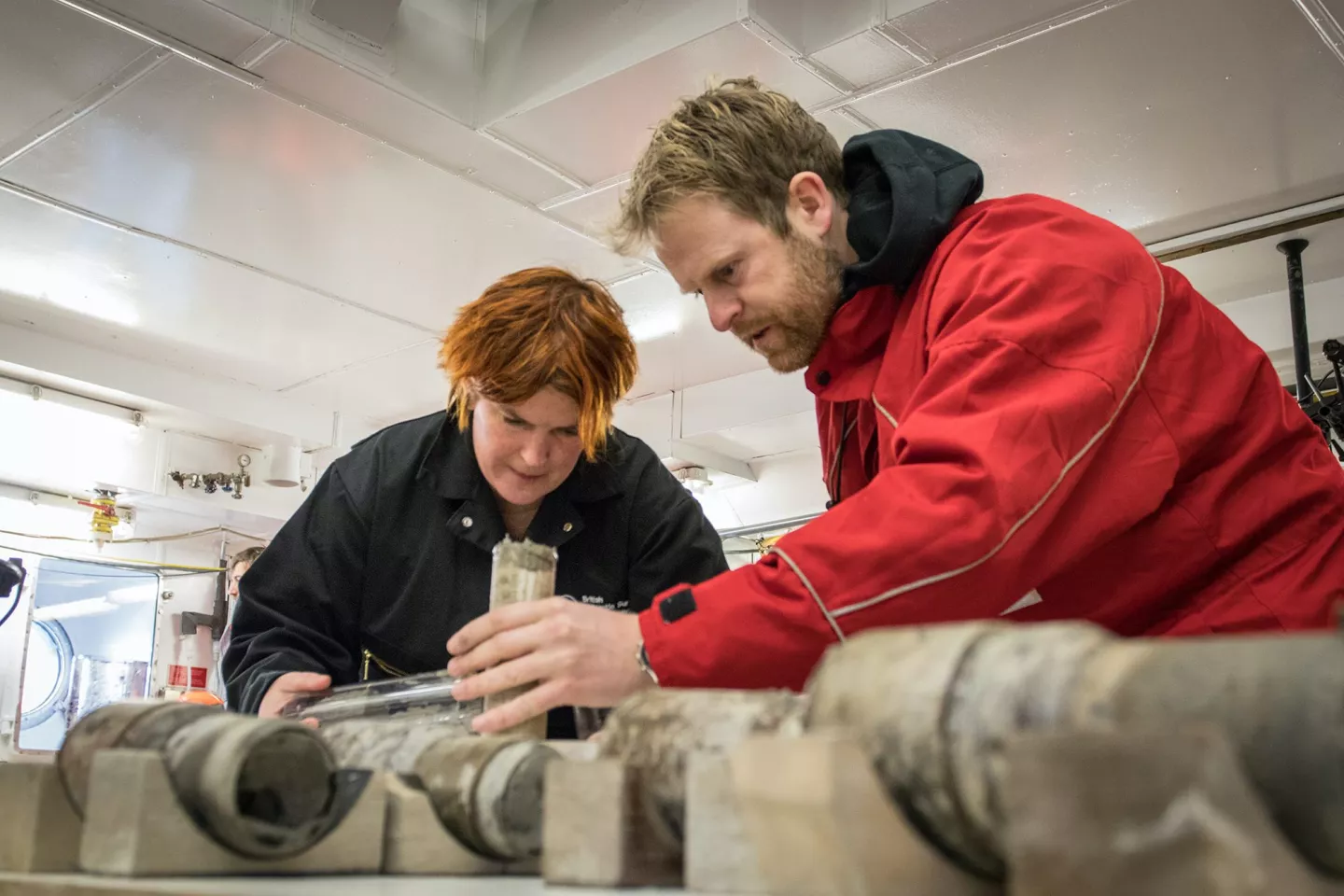 Researchers Tina van de Flierdt (left) and Johann P. Klages (right), examine sediment cores