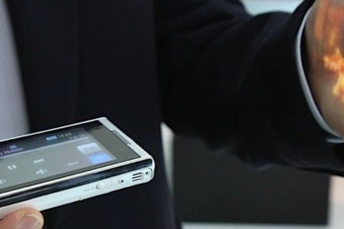 Like this cellphone, cameras from Asia Optical will soon feature TI's DLP Pico projection module