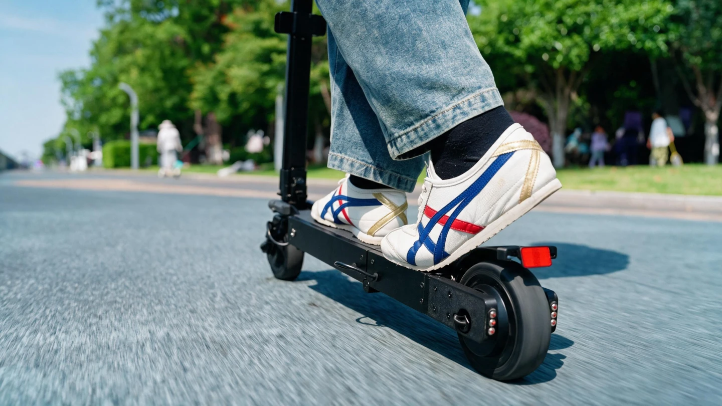 Fast-fold mini e-scooter powers a smooth urban commute