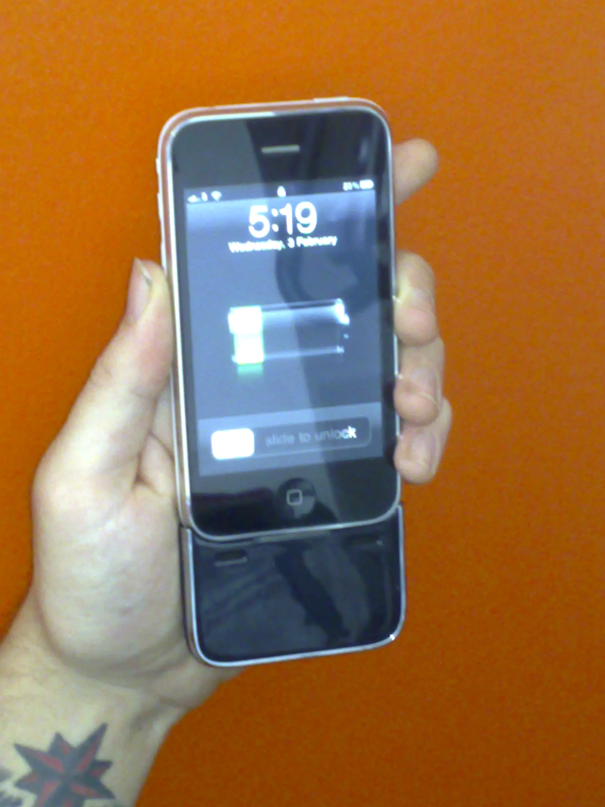 The iXpand 3G iPhone 3G charger snaps into place