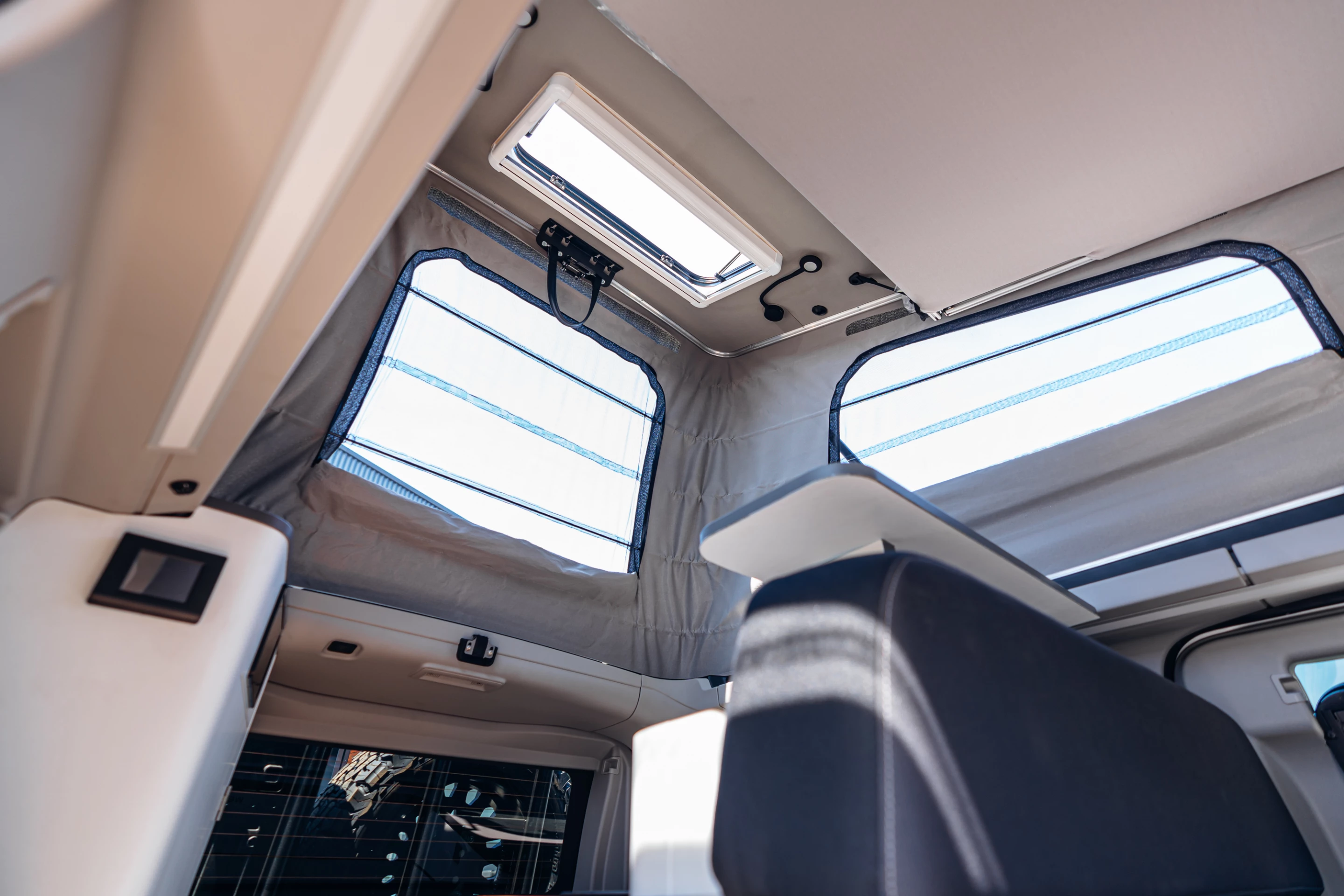 The pop-up roof with lifting bed platform