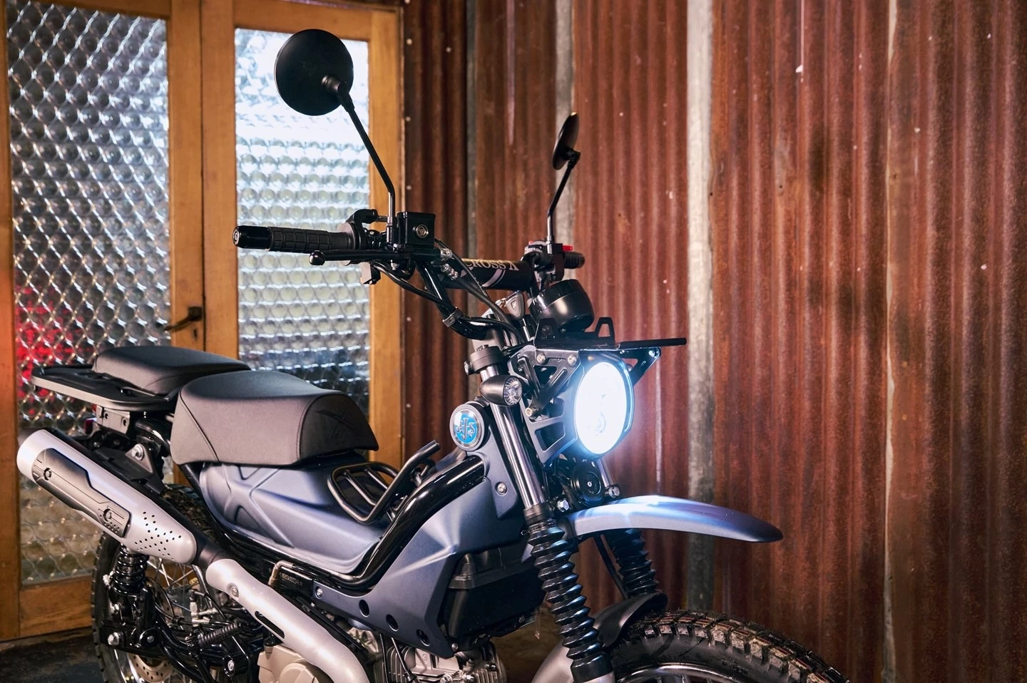 The Imber 125 gets LED lighting all around, alongside an LED dash