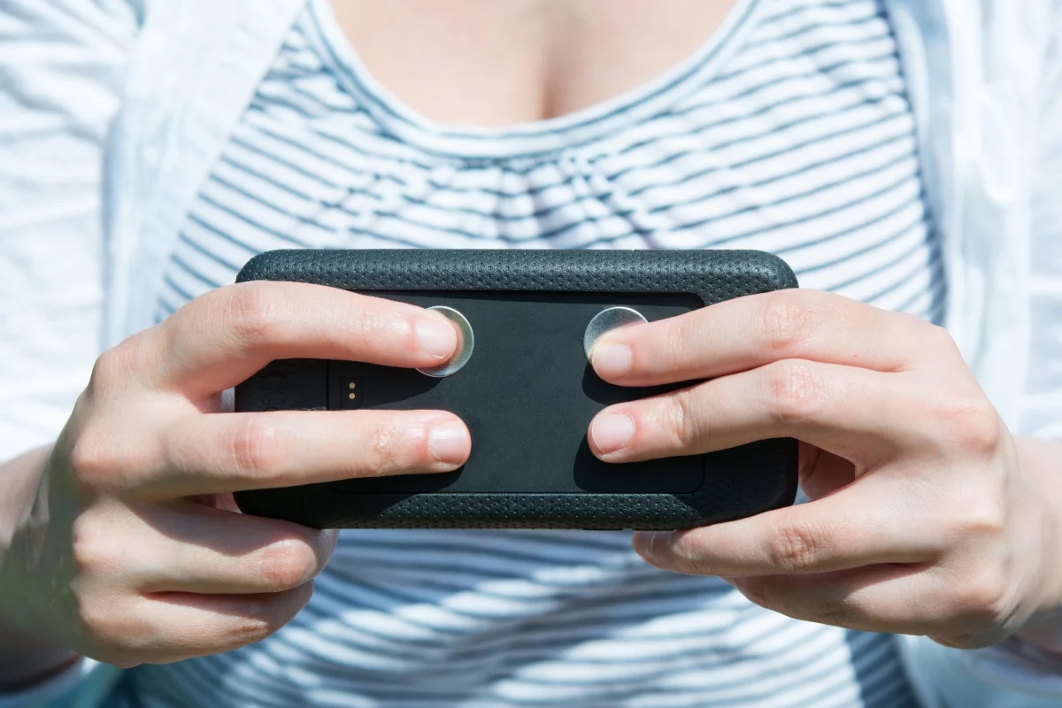 Gizmag tries the Kito+ smartphone case and health tracker