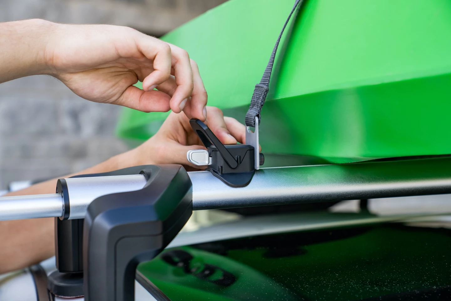 Optional accessories include tie-down straps, a ski/snowboard mount, and an LED roof light