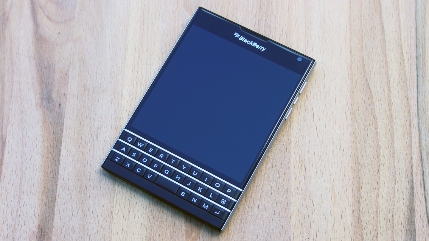 The device features a 4.5-inch 1,440 x 1,440 display (Image: Chris Wood/Gizmag)