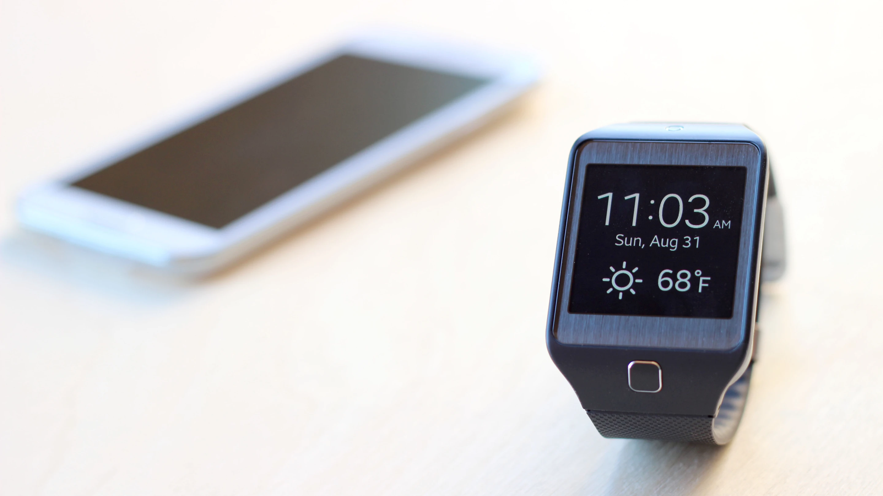 You still need to pair the Neo with a compatible Samsung smartphone (Photo: Will Shanklin/Gizmag.com)