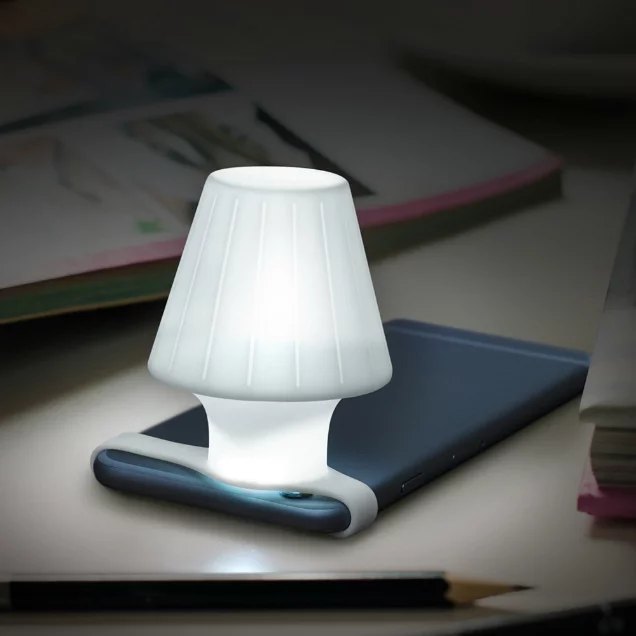 Travelamp is a silicone mold which diffuses the light from the flash on your smartphone's camera