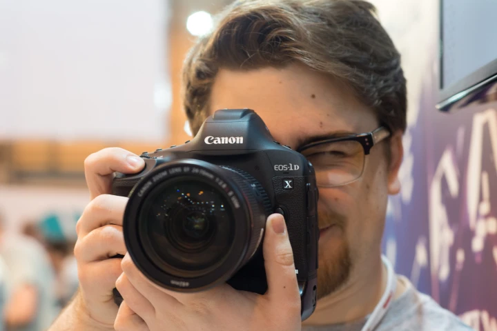 The Canon EOS-1D X Mark II features Ambience Priority and White Priority white balance modes