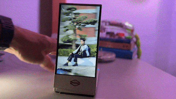 Looking Glass Factory Unveils a Portable Holographic Display Via Kickstarter ?url=http%3A%2F%2Fnewatlas Brightspot.s3.amazonaws.com%2Faa%2F65%2F3d7a57904c9eadc792245362de69%2Fgo Luma Missybonsaicaption