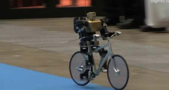 RoboBiker speeds along on its mini-bike (Photo: DigInfo.tv)