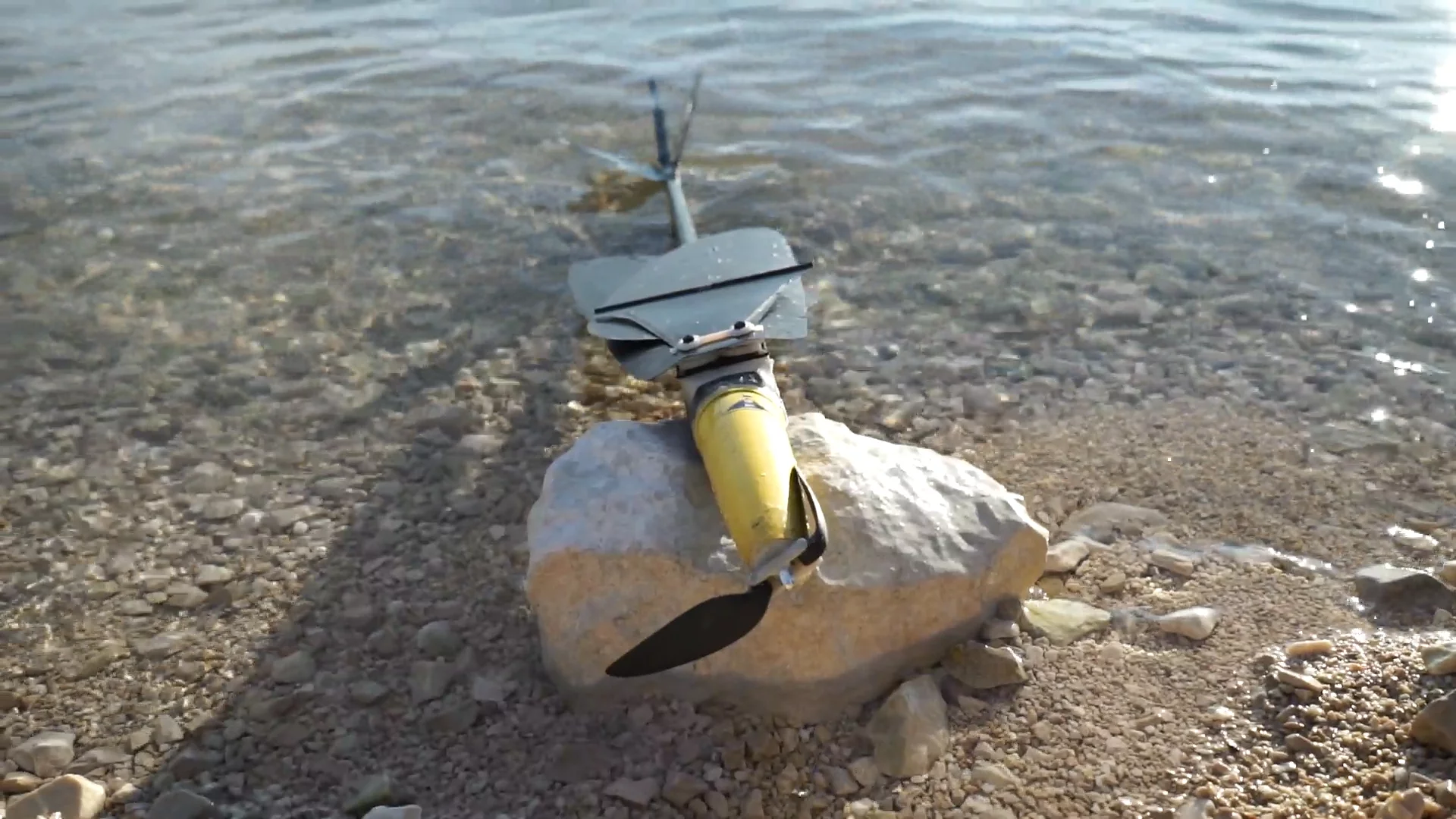 The AquaMav with uses retractable wings to enter and exit the water