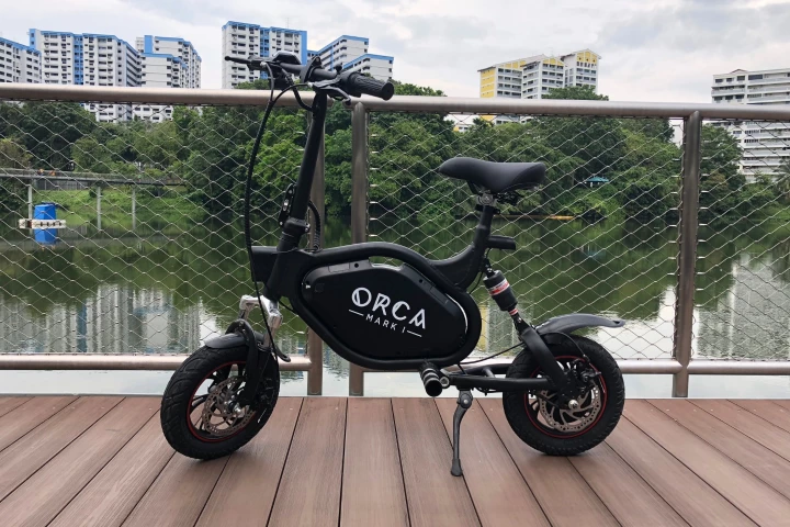 Up to 60 km per charge, a top speed of 33 km/h, weather-resistant design and built-in anti-theft alarm: The Orca Mark I folding electric scooter
